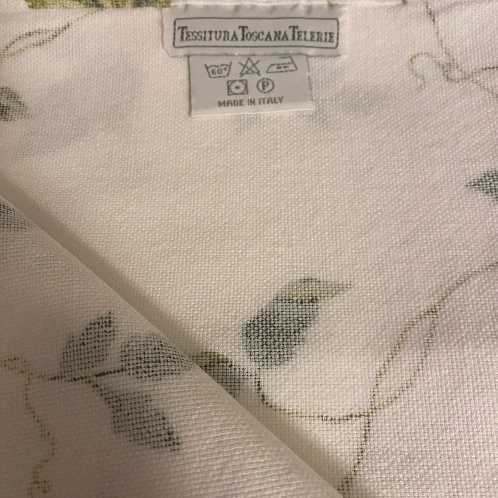Tessitura Toscana Telerie tablecloth (62” x 69”) & 4 napkins. Lovely Condition!